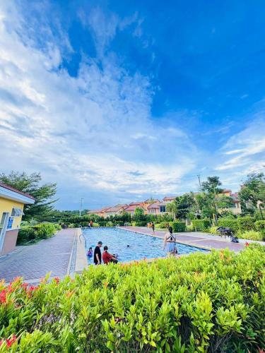 Swimming pool, Camella Homes near Airport 2 bedrooms near D'Leonor Inland Resort and Wavepool