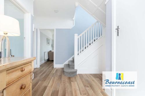NEWSTEAD HOLIDAY HOME by BOURNECOAST - A Family Home with Garden, Patio, Summer House and Parking -  near Tuckton Pharmacy