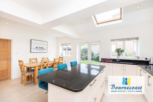 Kitchen, NEWSTEAD HOLIDAY HOME by BOURNECOAST - A Family Home with Garden, Patio, Summer House and Parking -  near Tuckton Pharmacy