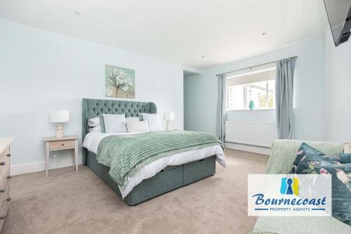 NEWSTEAD HOLIDAY HOME by BOURNECOAST - A Family Home with Garden, Patio, Summer House and Parking -  near Tuckton Pharmacy