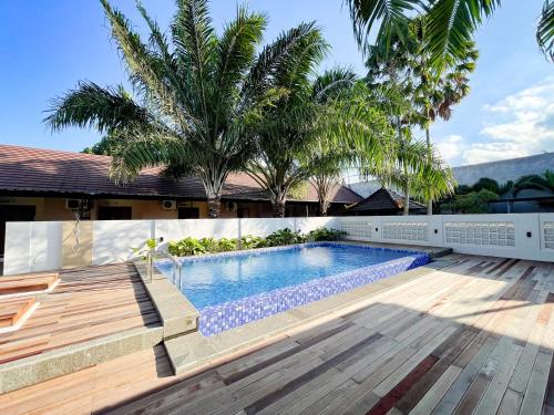 Swimming pool, RedDoorz Syariah Plus near Banyuwangi Airport in Rogojampi