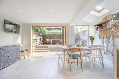Stylish 3-floor 3bed home with garden near river, London