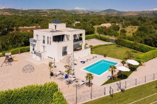 Villa Marijeta exclusive 5 star villa with 50sqm private pool, 6 bedrooms and playroom, Split (photo 9)