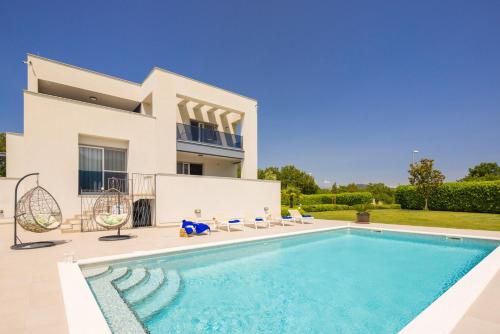 Villa Marijeta exclusive 5 star villa with 50sqm private pool, 6 bedrooms and playroom, Split (photo 6)
