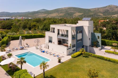 Villa Marijeta exclusive 5 star villa with 50sqm private pool, 6 bedrooms and playroom, Split (photo 4)