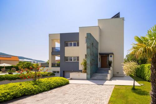 Villa Marijeta exclusive 5 star villa with 50sqm private pool, 6 bedrooms and playroom, Split (photo 8)
