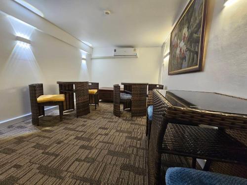 The White Den Sukhumvit 44