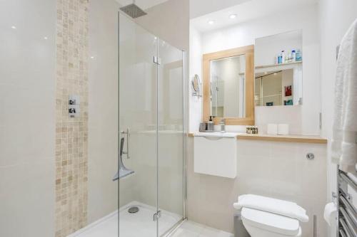Feel at home in a modern & spacious 1bed by river - image 11