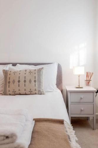 Feel at home in a modern & spacious 1bed by river - image 5