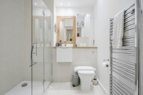 Feel at home in a modern & spacious 1bed by river - image 9