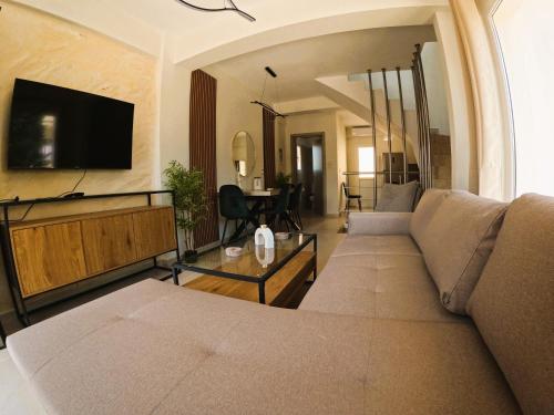 Elegant 4BR Maisonette For Families and Groups in Posidonia