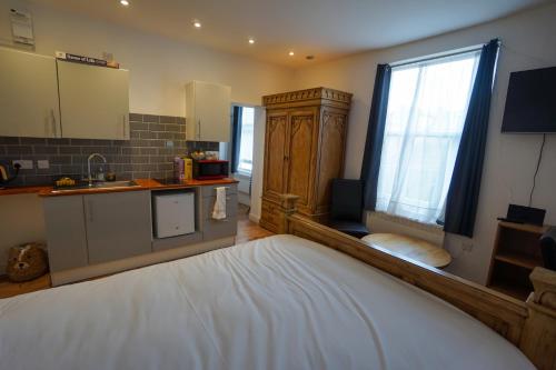 Bright lovely Studio in Birminghams Jewellery Quarter, Birmingham (photo 3)