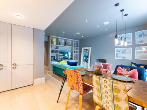 Stylish 2-Bed Flat Near Portobello Notting Hill Pass the Keys, London (photo 4)