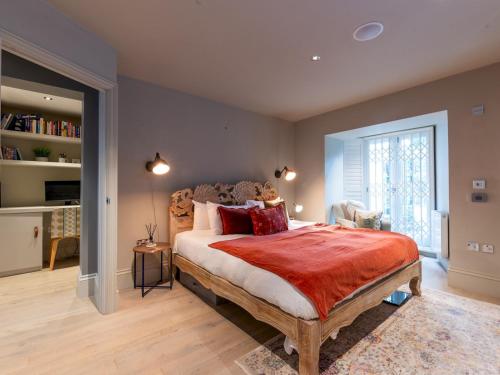 Stylish 2-Bed Flat Near Portobello Notting Hill Pass the Keys, London (photo 2)