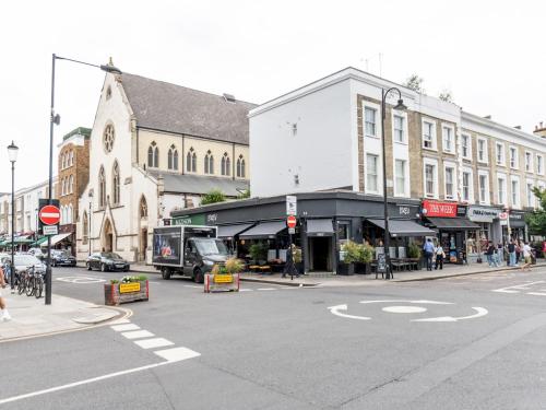 Stylish 2-Bed Flat Near Portobello Notting Hill Pass the Keys - image 5