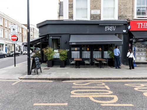 Stylish 2-Bed Flat Near Portobello Notting Hill Pass the Keys - main image
