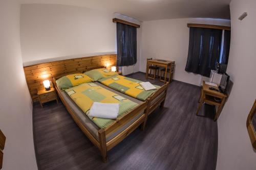 2 twin beds