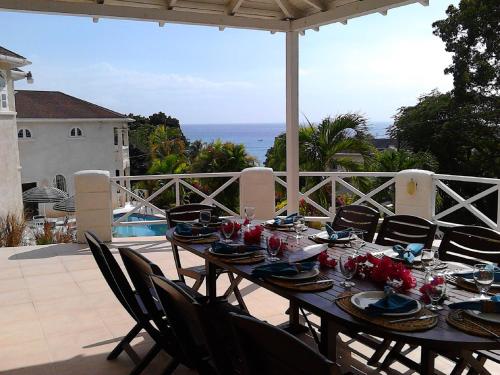 Taman, Sea Symphony Villa in Checker Hall