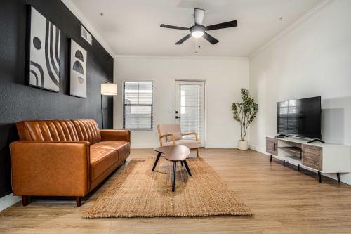 Boulevard Stays Quiet Modern 1BR Pickleball Pool Parking Gym 01