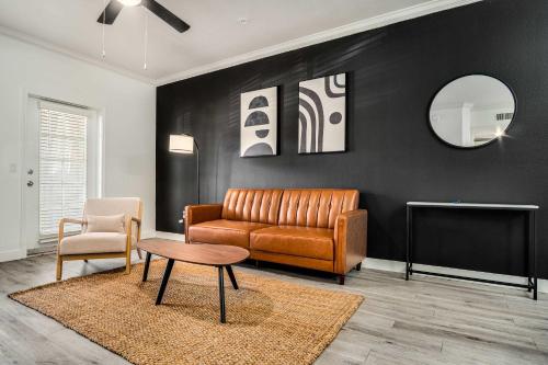 Boulevard Stays Quiet Modern 1BR Pickleball Pool Parking Gym 04