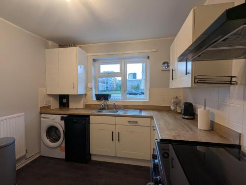 3-Bed Home with Patio Near Deansgate & City Centre, Manchester (photo 2)