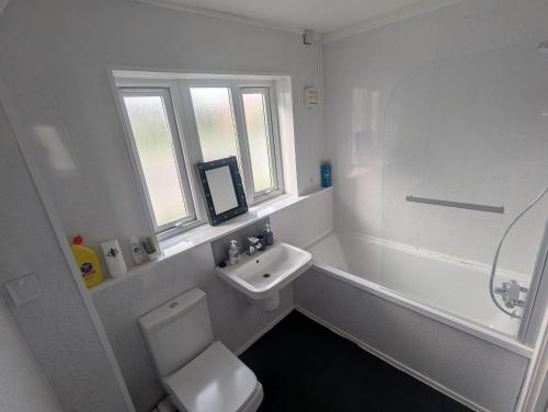 3-Bed Home with Patio Near Deansgate & City Centre, Manchester (photo 10)