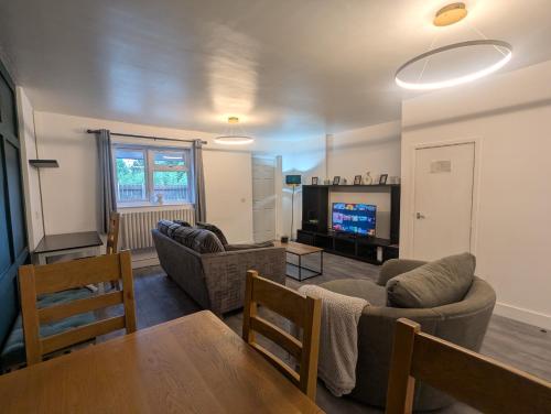 3-Bed Home with Patio Near Deansgate & City Centre, Manchester (photo 8)