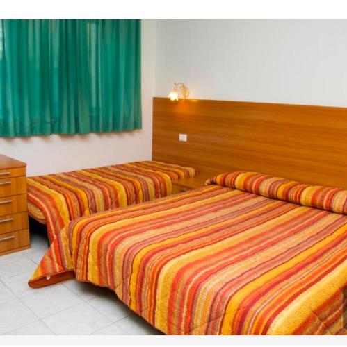 1 queen bed, 1 twin bed