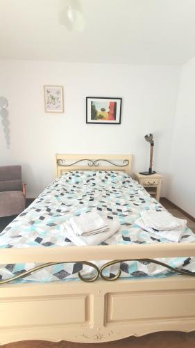 1 queen bed, 1 sofa bed