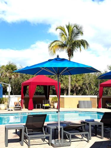 Piscină, Holiday Inn Express & Suites Naples Downtown - 5th Avenue in East Naples