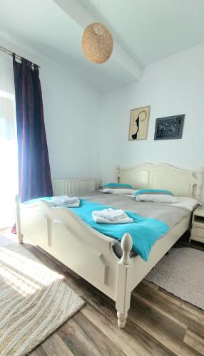 1 queen bed, 1 sofa bed