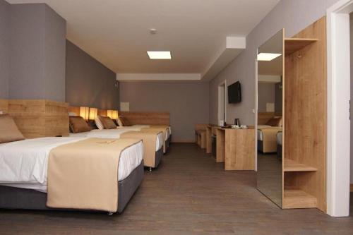 4 twin beds