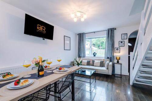 NEW! 2BR with Parking, Near Manchester City, Manchester (photo 3)