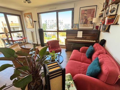 Private bedroom in a charming apartment on the banks of the Canal de l Ourcq, Parigi