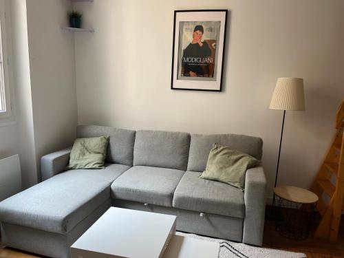 Charming Studio Apartment with Patio Passerelle, Paris