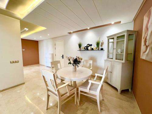 Light & Space - 2BR Apartment near Beach, Tánger (foto 5)