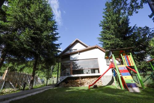 A környék, Cabana Emana in Teșila