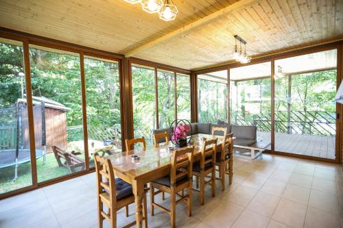 Kert, Cabana Emana in Teșila