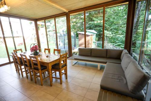 Kert, Cabana Emana in Teșila