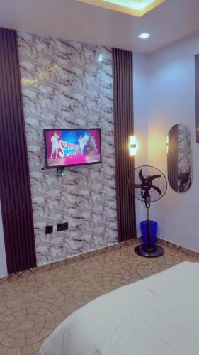 Crystal Inn Hotel and Lounge in Ікея