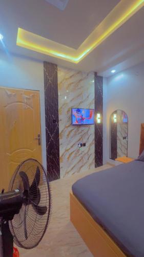 Crystal Inn Hotel and Lounge in Ікея