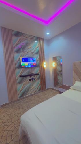 Crystal Inn Hotel and Lounge in Ікея