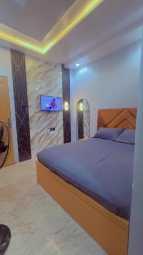 Crystal Inn Hotel and Lounge in Ікея