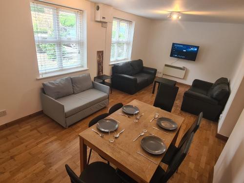 SHOREDITCH CLAPTON MODERN FLAT 3bed 2bath in zone2 with free secure Car Parking, only 12-mins by tube to Liverpool St, ideal for tourists!, Лондон