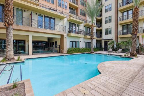 Boulevard Stays Modern Roosevelt Row Suite 1BR Pool Gym 1