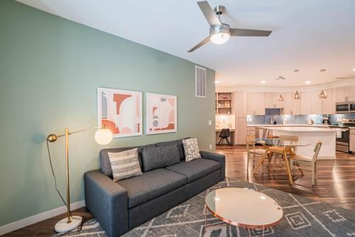 Boulevard Stays Modern Roosevelt Row Suite 2BR Pool Gym 5