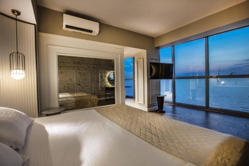 Charisma De Luxe Hotel - Tap to explore photos