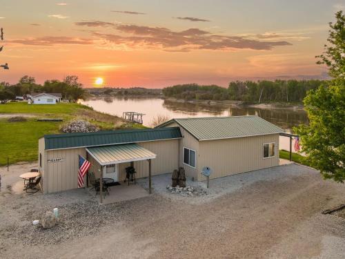 . Cozy Riverfront Cabin in Decatur Ideal for Fishing Hunting Relaxation