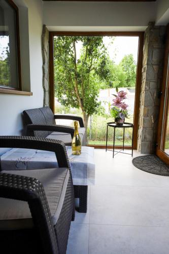 Bejárat, Cabana Emana in Teșila