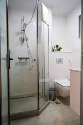 Zuhanyzó, Cabana Emana in Teșila